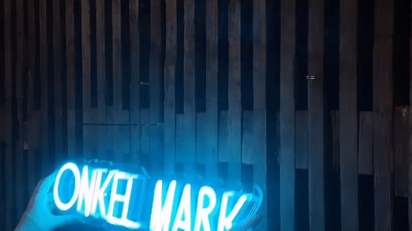 Det ses hvor nemt det er at hænge et neoncopenhagen skilt op.