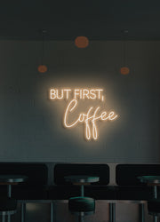 kaffe neonskilt, der hænger på en cafe og lyser